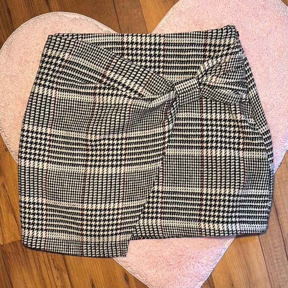 Chic Houndstooth Mini Skirt